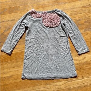 Design History sz 6 embroidered flower top grey